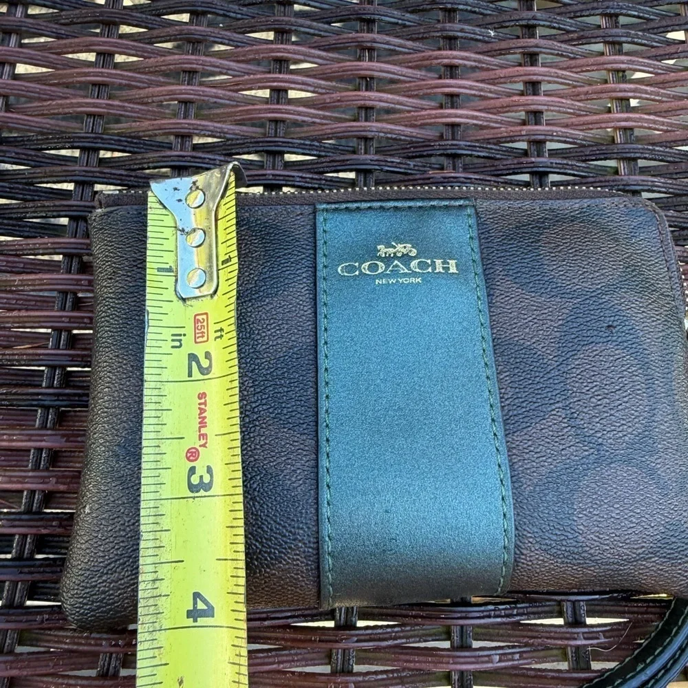 Coach corner zip